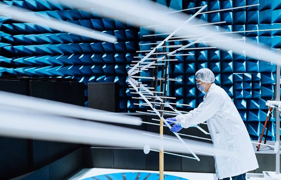 EMC and antenna measurements in a test chamber